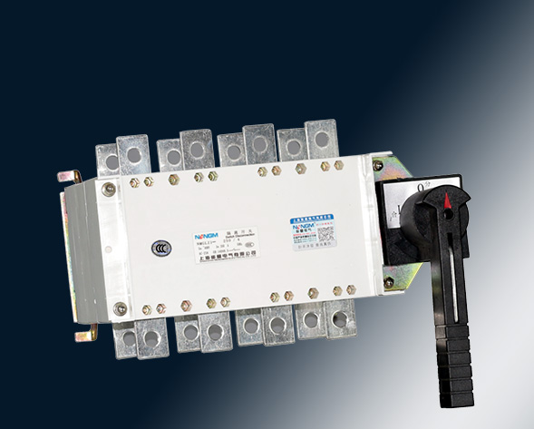 NMGLZ1-63A~3150A轉(zhuǎn)換隔離開(kāi)關(guān)（雙投開(kāi)關(guān)）上下組合運(yùn)用于兩條低壓電路切換或者兩個(gè)負(fù)載設(shè)備的轉(zhuǎn)換或安全隔離等。…